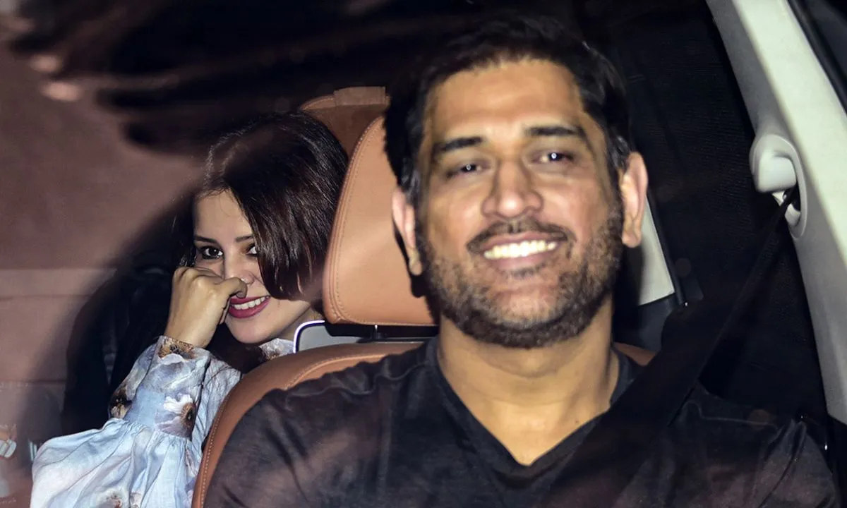 Sakshi Dhoni Spotted with Cigarette